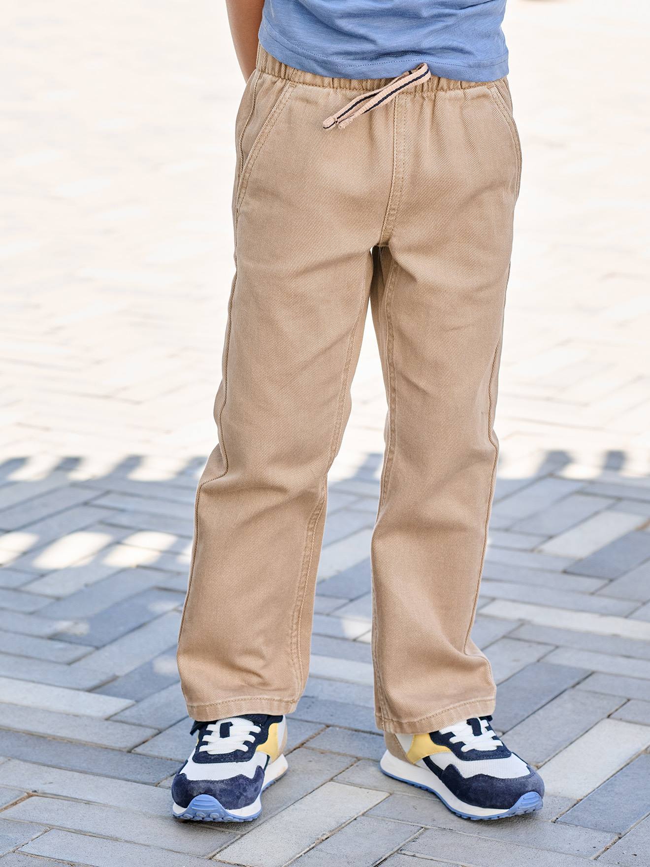 Eenvoudig aan te trekken jongensbroek met rechte pasvorm beige