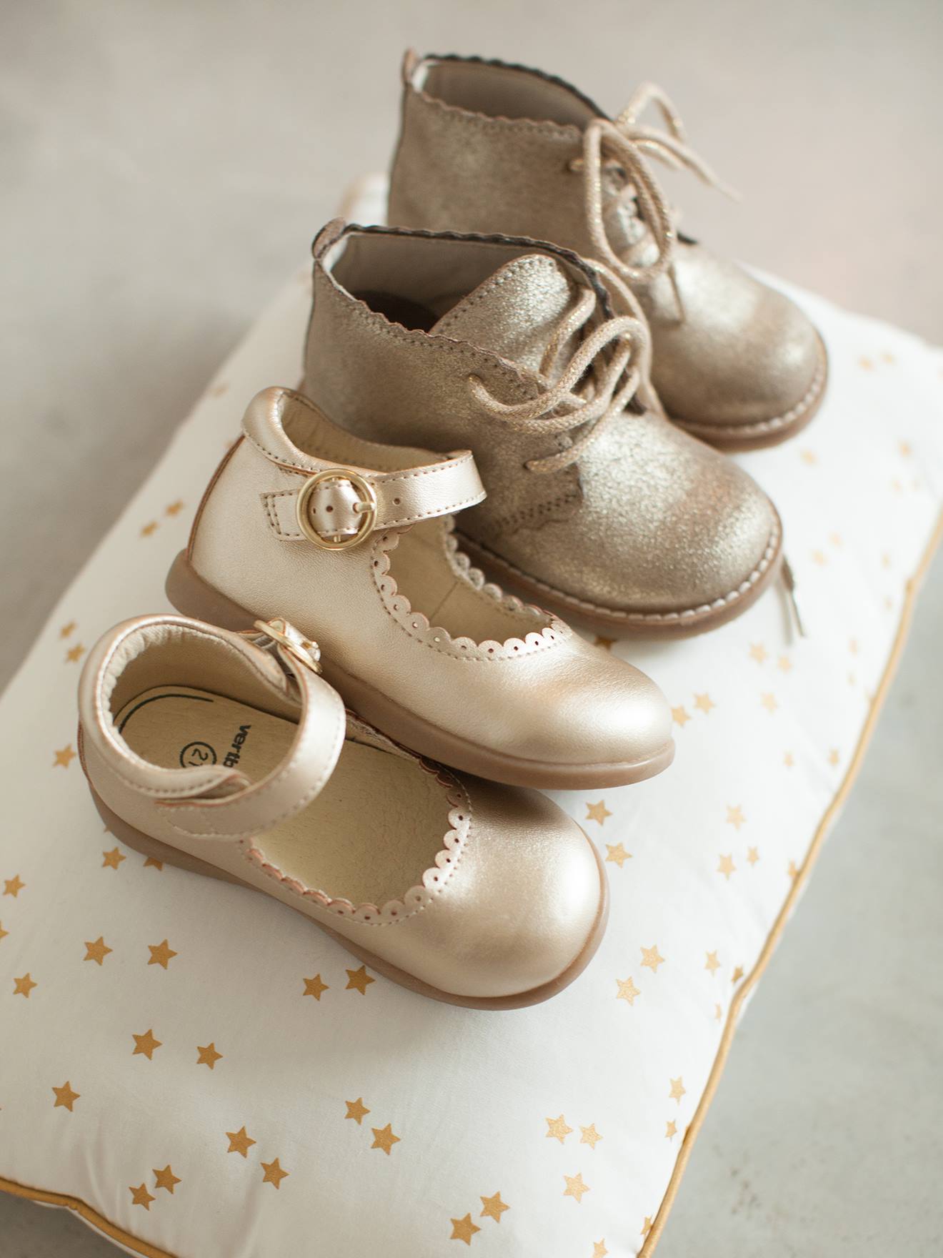 sandales premiers pas bebe fille dessus cuir brides metallisees rose  chaussures de parc bebe