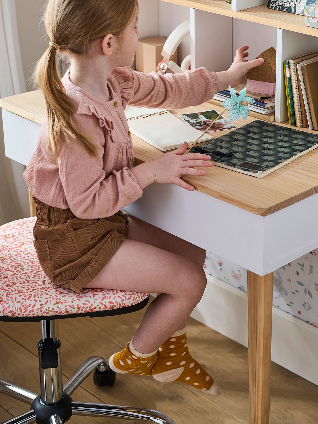 Chaise de bureau enfant à roulettes framboise - Vertbaudet