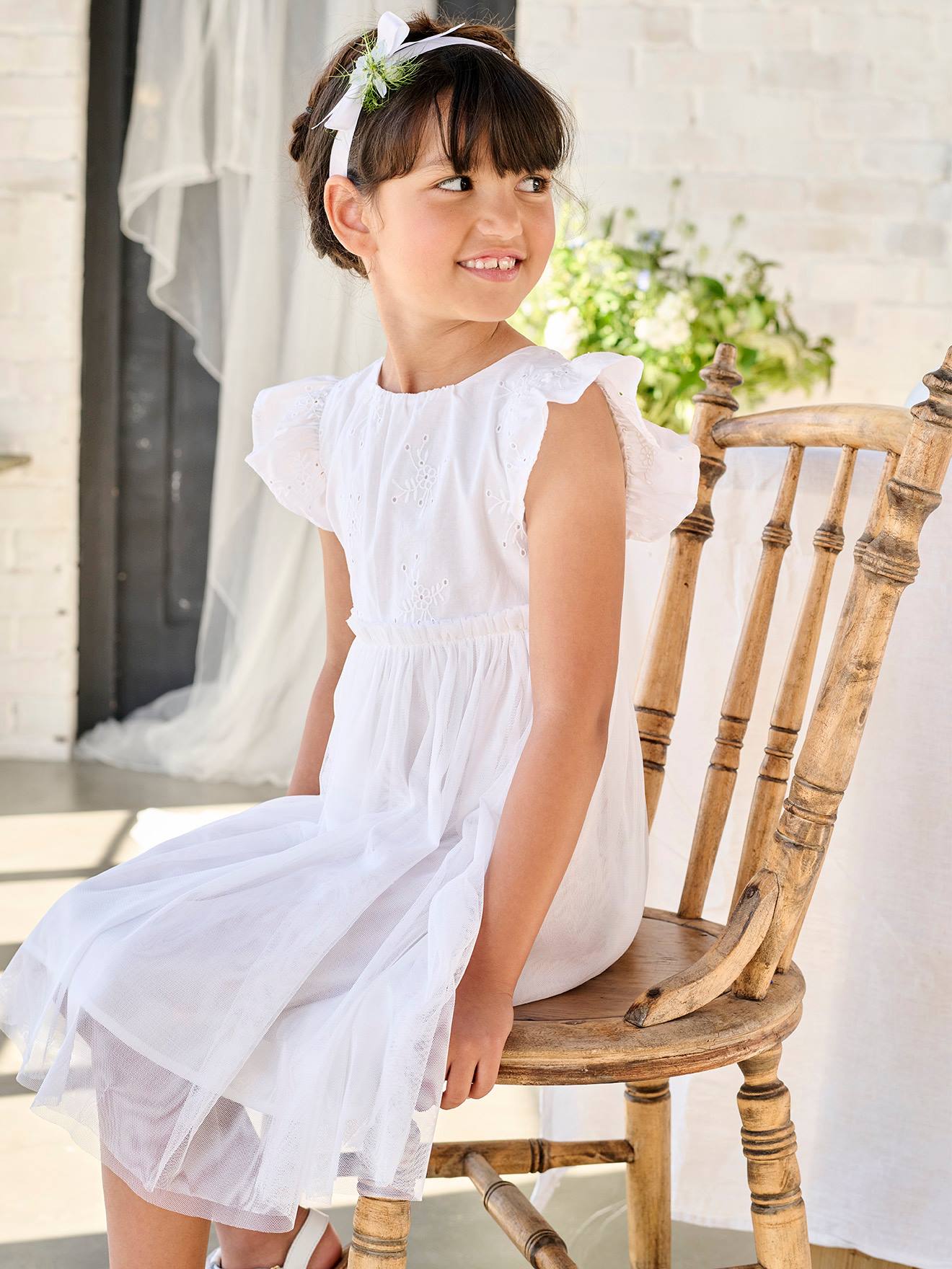 Ceremoniejurk met twee materialen in broderie anglaise en tule