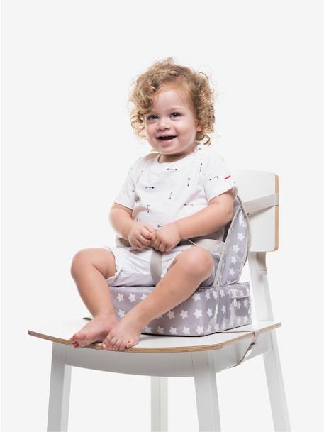 Un Bébé Mignon Est Assis Dans Une Chaise Bébé à La Maison Dans La
