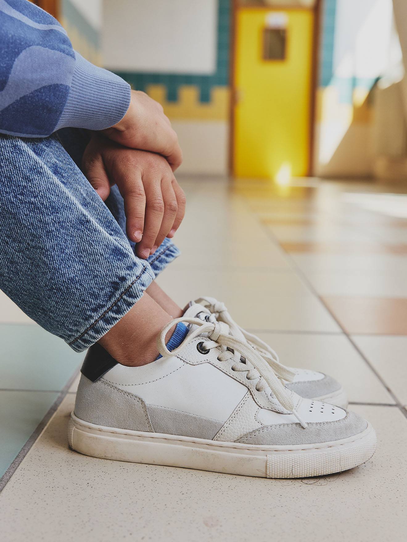 Gestoffeerde en geritste leren manden voor kinderen veel wit