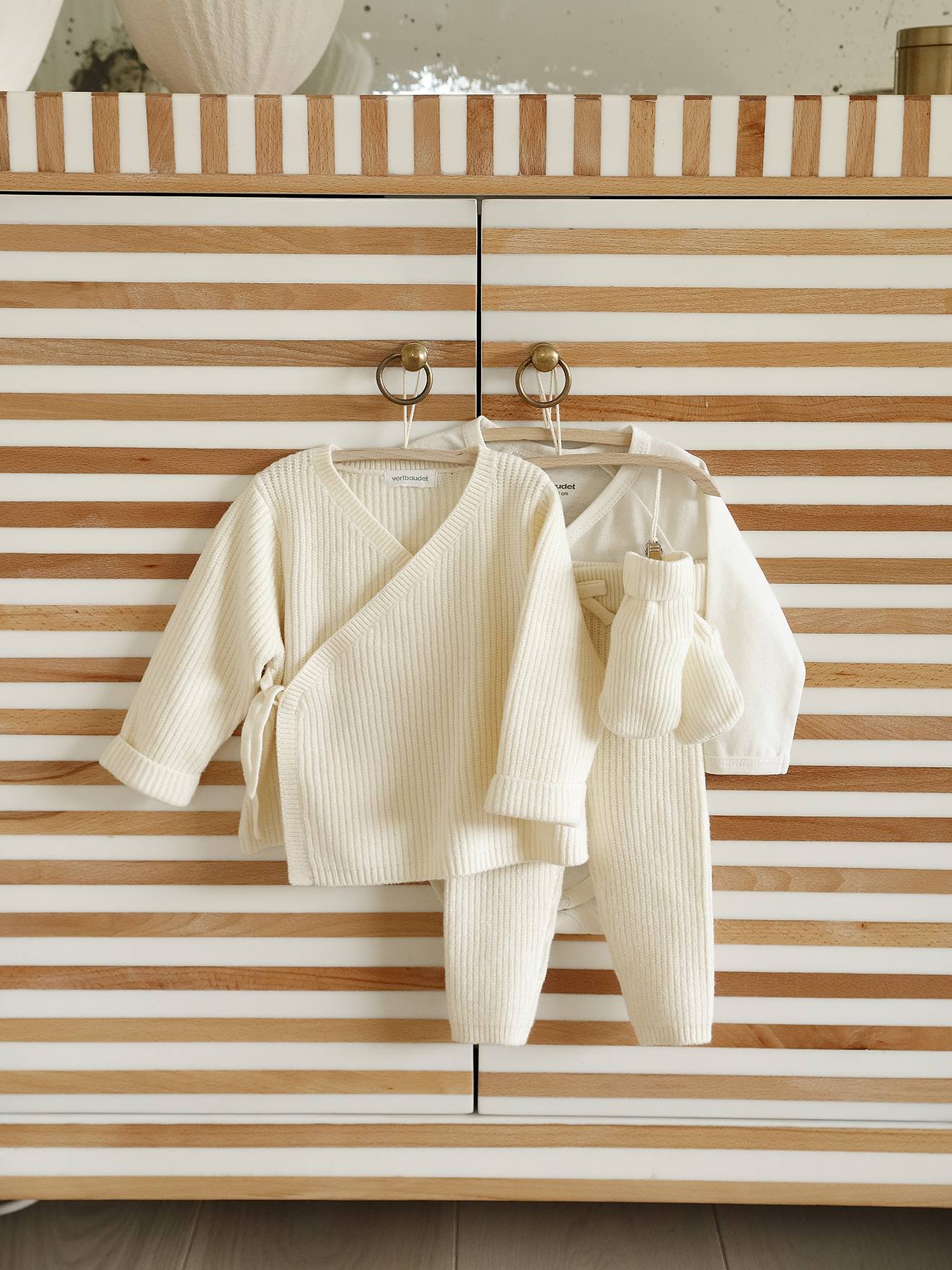 Vertbaudet Babypakje 4-delige Set In Effen Tricot Vestje + Broek + Sloffen + Body Ecru
