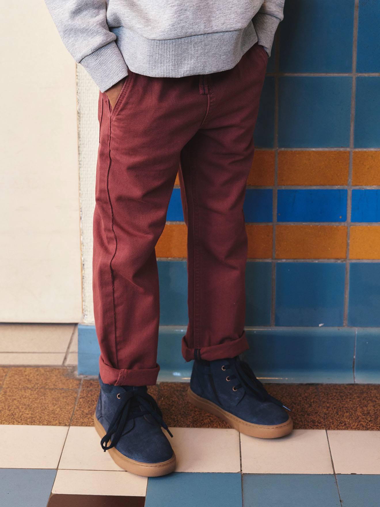 Eenvoudig aan te trekken jongensbroek met rechte pasvorm terracotta